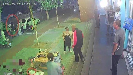 被刺男子倒地不起（监控视频截图）