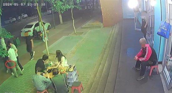 专业的股票配资平台 男子火锅店门口被捅身亡，知情人曝光内情